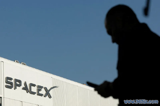 2026 年 6 月 12 日美国加州霍桑市，SpaceX 上市当日，一名员工在前往厂区上班途中看手机